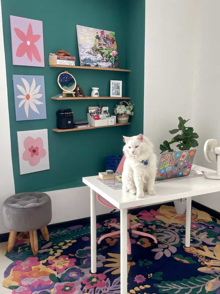 Ini adalah beberapa ruangan yang menjadi tempat favorite kami. Yaitu home office, living room dan kamar tidur. Ketiga tempat ini adalah tempat dimana kami banyak menghabiskan waktu. Sehingga kami membuat ruangan ini senyaman mungkin dengan #colorpalette favorite kami
#homeoffice #fullcolorhome #sofahijau #colorblock #santaidirumah #ruanganfavorit #ruangkerja #livingroom
