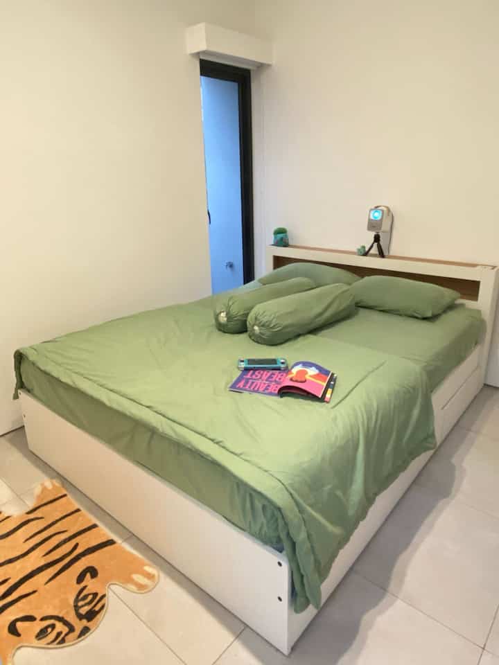 Berbeda dengan ruangan lain di rumah yang ramai dan semarak, kamar tidur kami cukup minimalis dengan didominasi warna putih. Karena ukuran kamar yang tidak terlalu besar, kami memilih lemari pintu geser agar tidak memakan banyak space. Kami juga sengaja mencari divan dengan headboard yang bisa ditaruh mini proyektor, supaya kami bisa pula menghabiskan waktu menonton film di kamar.
#DivanMinimalis #LemariPintuGeser #RakStainless #BedroomStyling #MakeOverKamarTidur