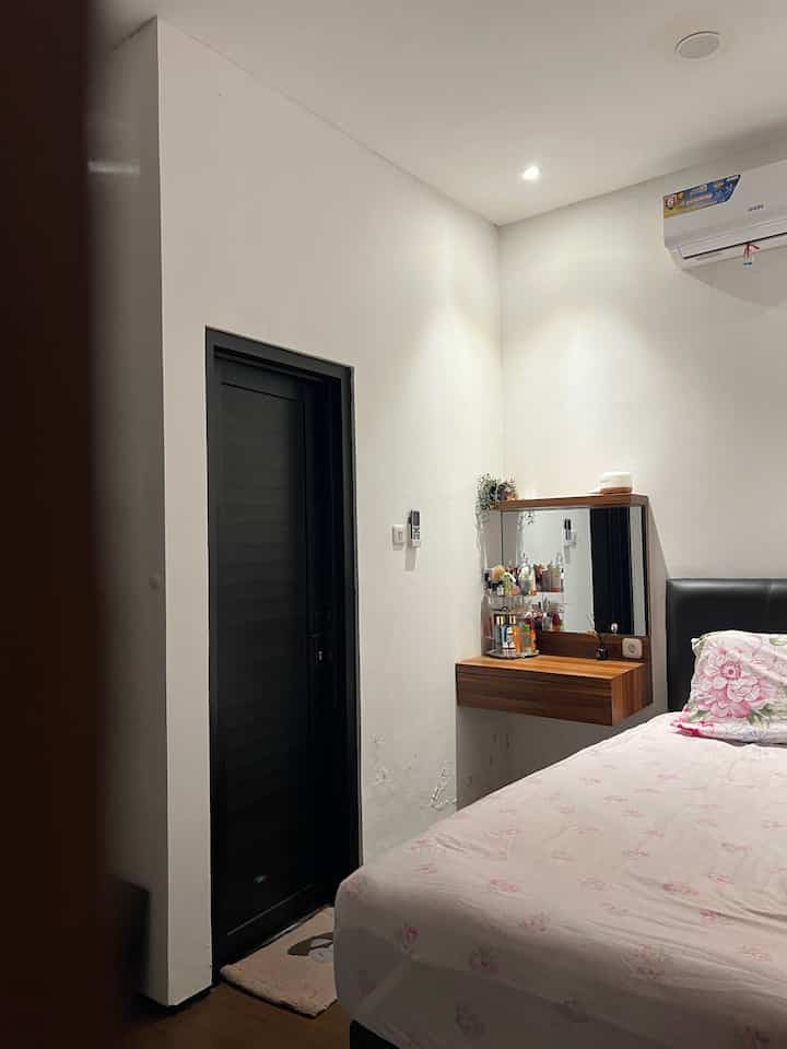 Bedroom Styling ✨

Kamar yang nyaman menurut definisiku adalah kamar yang bersih, rapih dan wangi. Kamar utama #BruwnHouse yang ga banyak perintilan agar tidak terkesan penuh karena memang lahannya terbatas, tidak mengurangi fungsi kamar ini untuk membuat kami nyenyak saat beristirahat. ✨

#KasurBusa
#CatKamar
#Dipan
#BedroomStyling
#MakeOverKamarTidur