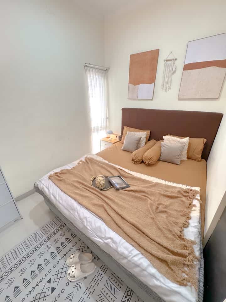 • Bedroom •

Kami ingin menciptakan warm ambience di kamar tidur ini, sehingga menggunakan warna warna yang netral but warm. 
Warna yang senada sengaja kami gunakan untuk mendekor kamar tidur ini supaya tidak terlalu banyak warna di dalamnya. 

Kami juga tidak memasukan banyak furniture dan dekorasi di dalam kamar mengingat kamar kami hanya kecil. 

#Throwblanket #walldecorkamar #catkamarminimalis #karpetminimalis #lamputidur #BedroomStyling 
#MakeOverKamarTidur



