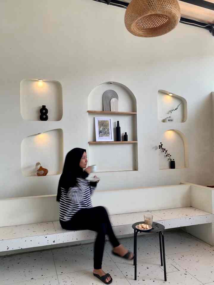 Momen favoritku adalah duduk santai di teras sambil ngeteh. Biasanya kalau sore sinar matahari masuk ke teras, bikin suasana teras makin homie✨✨

#SantaiDiRuma #RuanganFavorit #CatLuarRumah #TerasEstetik #DindingArch #GranitTerrazo