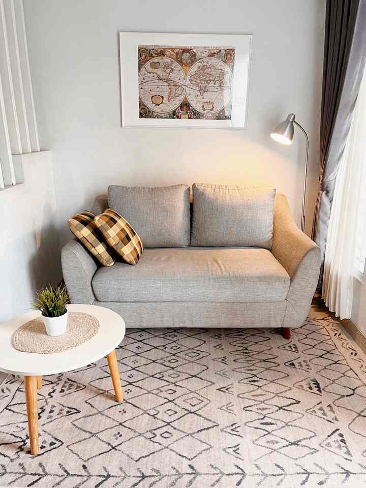 “Bersantai di living room yang merangkap juga sebagai tempat bersantai di petang hari terasa begitu sempurna”.
Sebagai pecinta teh, saya suka sekali duduk di sofa yang super cozy ini, di waktu petang. Teh dan tempat ini menjadi penghilang penat setelah seharian beraktivitas. Warna ruangan yang hangat dan sinar matahari sore yang masuk dari sela-sela jendela menambah kesayduan di ruangan ini. Sangat cocok dipadulan dengan teh hangat.

#santaidirumah #ruanganfavorit #sofaternyaman #cozylivingroom