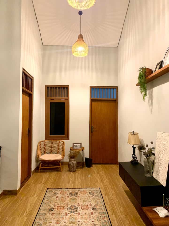 Moment favorite dirumah yaitu di living room, di area livingroom lantai 2 ini lebih k area privasi kami karena lantai 2 merupakan area kamar-kamar, sehingga kami lebih sering menghabiskan waktu disini untuk mengobrol
#Catfavorite
#granitewood
#RuanganFavorit
#SantaiDiRumah
#homeinspo
#stylinglivingroom
#home