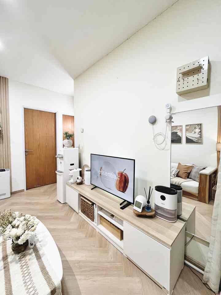 WAKTU DAN MOMEN FAVORIT DI RUMAH ADALAH DI LIVING ROOM 

Karena rumah ini mungil jadi living room kami adalah salah satu ruangan paling multifungsi. Kami menggunakan sofa bed yang ukuran dan sizenya nyaman digunakan untuk menonton atau sekedar tidur-tiduran di ruangan ini, sambil menonton TV di living room. 

Selain itu kami juga biasanya sambil makan di ruangan ini sambil lesehan dan menonton tayangan Netflix kesayangan. 

#RuangTV #LivingRoom #RuangMutlfiungsi #SofaBed #SantaiDiRumah #RuanganFavorit