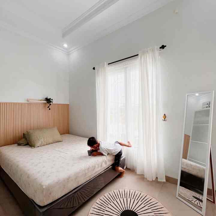 A warm and comfortable atmosphere is the main thing that must be realized in the master bedroom. Calm colors are chosen so that when entering the room, the eyes will be spoiled with calm colors. Furniture with a dominant white color is the choice in @meehomey's house so that a clean and bright nuance can be created. White furniture will also add to the impression of a more spacious room. To add a warm impression to the bedroom, the installation of wall panels with wood-colored patterns is also done, so that the room becomes more aesthetic. 
The furniture used in the master bedroom at @meehomey's house can be found at Ikea, Informa, and also Dekoruma. 

#Multifunction Cabinet #FurniturPutih #BedroomStyling #MakeOverKamarTidur