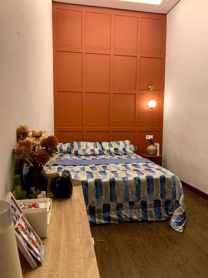 Cara agar membuat bedroom nyaman dengan lighting dengan pencahayaan yg pas untuk istirahat, warm dengan furniture yang tidak berlebihan sesuai fungsi agar tidak terkesan penuh. Penggunaan warna tone favorite jg mempengaruhi mood penghuni kamar
#Kasurhotel 
#BedroomStyling
#MakeOverKamarTidur
#lightingkamar
#inspirasikamartidur
#bedroom