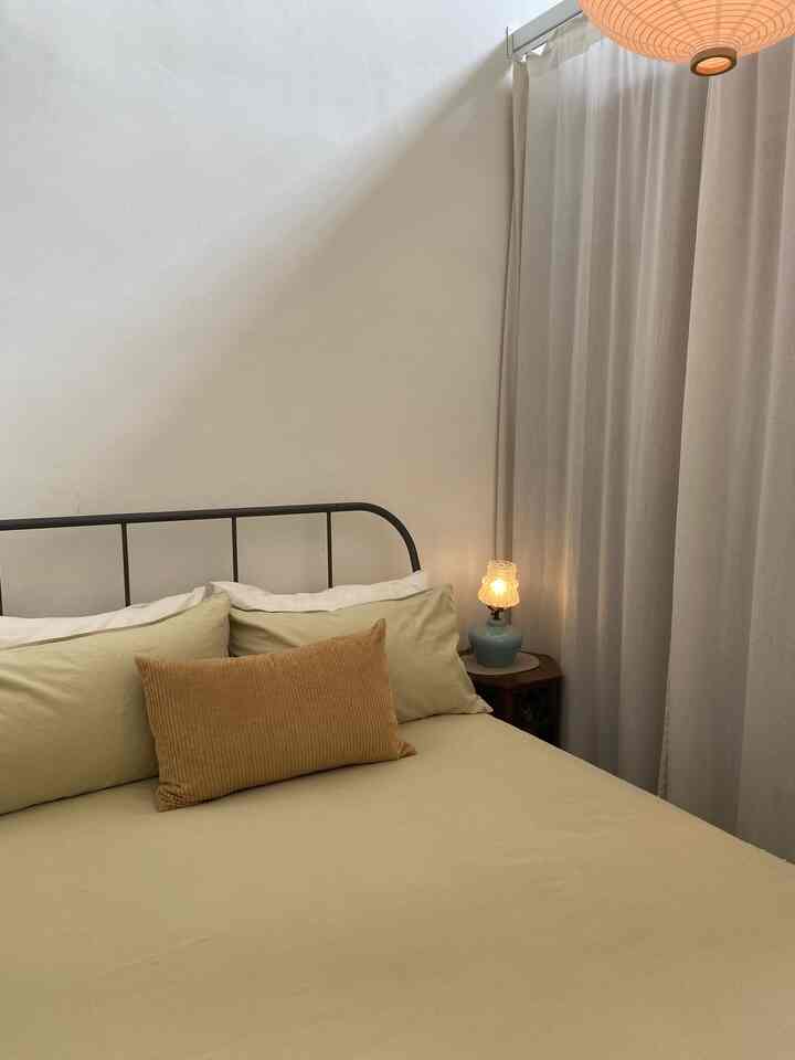 Kami suka kamar tidur yang sederhana karena kami ingin beristirahat di sana. Kami cenderung menggunakan warna kalem dan furnitur yang sederhana sehingga tidak terasa sesak

Menambahkan bantal bisa menjadi cara mudah untuk mempercantik tempat tidur, tanpa harus melakukan banyak hal

#KasurTempatTidur
#dipan
#warnacatrumah
#bedroomstyling
#makeoverkamartidur