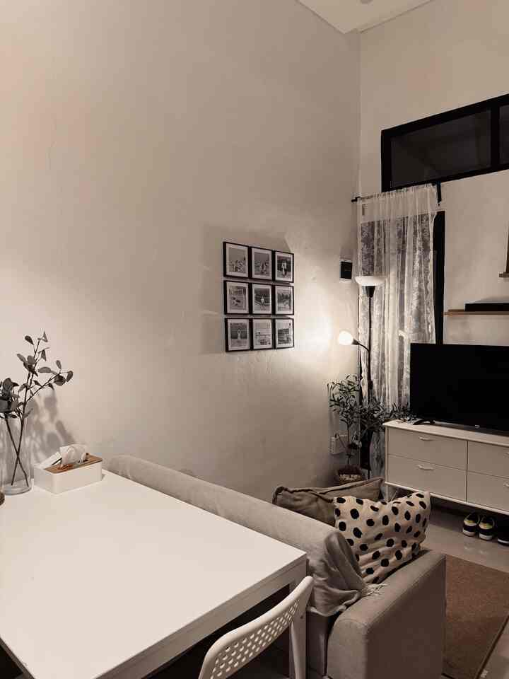 waktu favorit ku dirumah pada saat malam hari,setelah seharian beraktifitas dikantor saatnya menikmati malam di rumah,yang jadi tempat favorit kita saat ini living room,karna rumah ku yg segaris jadi area living room dijadikan area menonton dan duduk santai saat malam hari . 


#SantaiDirumah
#RuangFavorit
#walldekoration
#cattembokeasywipe
#vitraseestetik
#cushionikea