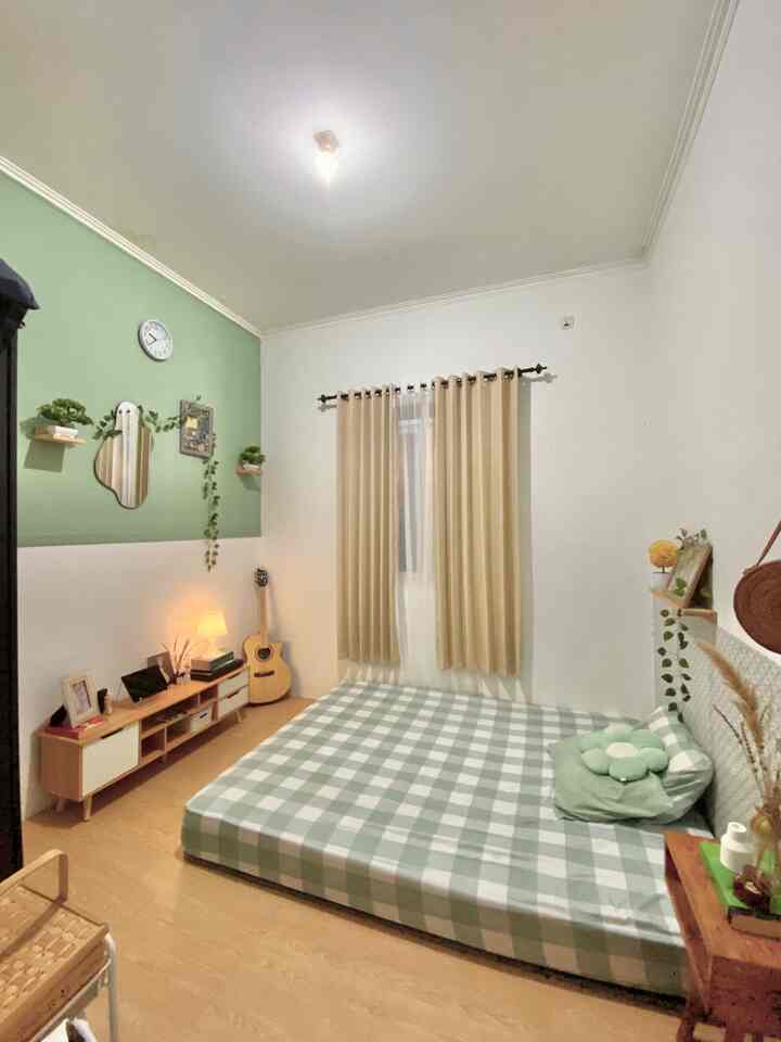 Kamar tidur mungil 3x3m persegi made in cluster bisa donk dibikin nyaman😤🙌🏻
Kami memilih menggunakan lantai vinyl warna light oak untuk kenyamanan dan lebih terasa spesial dari ruang lainnya di rumah. 
Agar tidak terkesan sempit, kasur dipasang tanpa dipan. Warna hijau pastel menciptakan suasana fresh dan soft yang harmonis dengan furnitur minimalis. 
Lampu tidur mendukung ambience warm and cozy di malam hari🌜


#KasurBusa #KamarMinimalis #CatRumahMinimalis #WarnaCatRumah #WallpaperDinding #WallpaperEstetik #LampuTidur #Lighting #CerminEstetik
#BedroomStyling #MakeOverKamarTidur