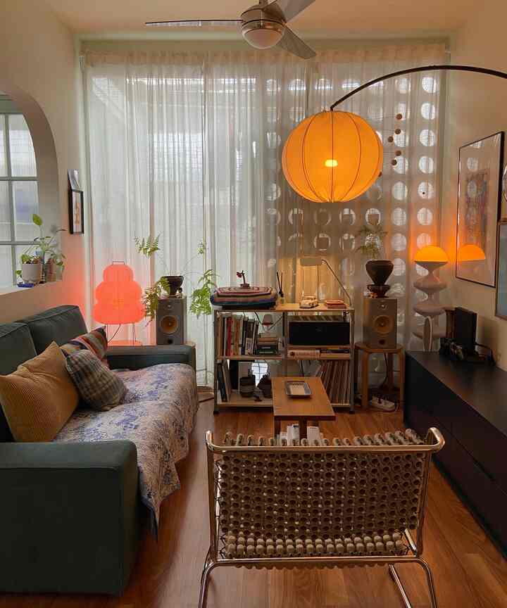 Ruang tamu adalah tempat kami menghabiskan waktu paling banyak. Kami berkumpul sebagai keluarga, mendengarkan musik, bermain, dan terkadang tidur siang. Meskipun kecil, kami senang menghabiskan waktu di sana 🤍

#LantaiRuangTamu
#FurniturRuangTamu
#SofaMinimalis
#SantaidiRumah
#RuanganFavorit