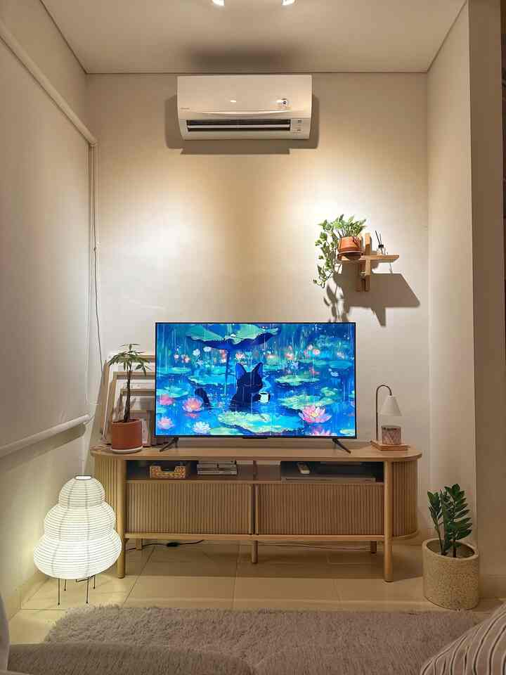Paling enak bersantai di living room sepulang kerja, setelah selesai mengerjakan pekerjaan rumah juga🥰
Bisa nonton, baca, terkadang juga ketiduran😴

#SofaMinimalis #lampuantik #mejaTV #bingkaifoto
#SantaiDiRumah #RuanganFavorit