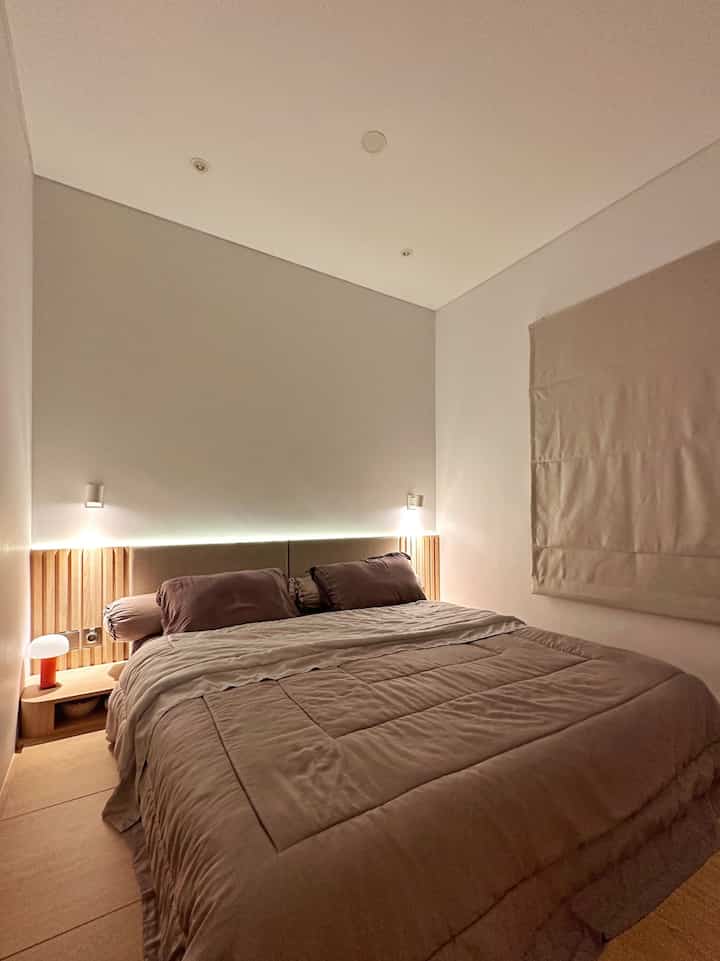 Kami menggunakan konsep tatami di kamar kami agar lebih banyak storage yang tersedia, baik di samping, maupun dibawah tempat tidur kami 🛏️

Lampu yang redup juga penting sekali membuat suasana kamar nyaman sebagai persiapan untuk beristirahat 😌👌🏻

#lampukamar #spreinyaman #kamartidurjapandi
#BedroomStyling #MakeOverKamarTidur