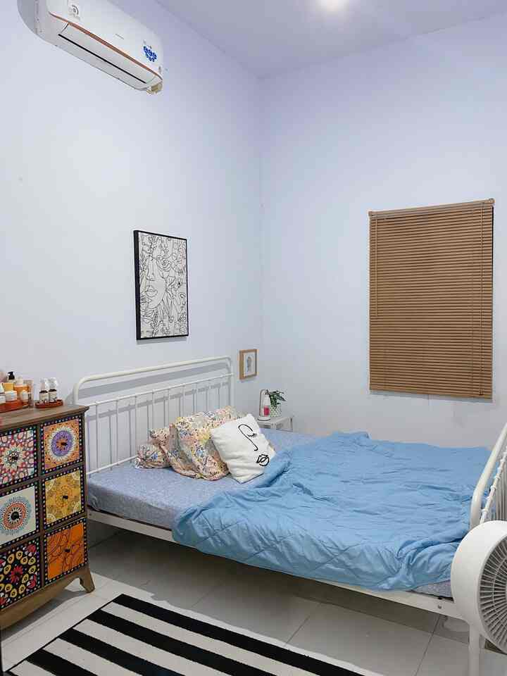 Kamar ini kami tata sesimple mungkin agar nyaman didalamnya dengan furniture yang tidak banyak agar kamar tidak terasa penuh sesak,seperti biasanya warna dominan putih hitam dan kayu kemudian agar sedikit lebih berwarna kami tambahkan nakas colourful dan seprai yang masih berwarna senada.furniture yang kami gunakan kayu dan besi karna keduanya masih bisa dengan gampang di padu padankan,untuk funiture yang ada dikamar ini ada yang kami beli secara online dan ada yang bawan dari rumah kami sebelumnya.
#KasurBusa
#DipanBesi
#NakasKayu
#MejaSampingBesi
#BedroomStyling
#MakeOverKamarTidur
