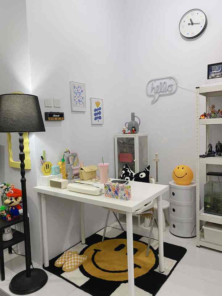 Ruangan ini adalah salah satu tempat dimana saya sering menghabiskan waktu senggang,Momen yang paling saya suka duduk sambil mendengarkan musik untuk mencari ide atau nonton drama yang saya suka sampai melakukan hobby merajut saya disini.
#MejaKerjaMinimalis
#KursiKerjaMinimalis
#SantaiDiRumah
#RuanganFavorit