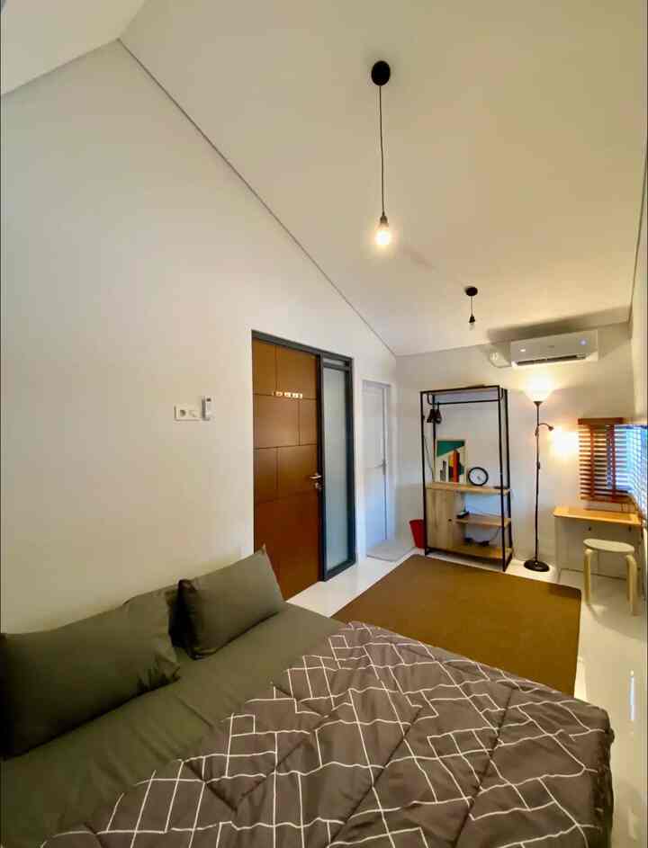 #onna #onnawoodenblind #woodenblind #gordenkayu #bedroomstyling #makeoverkamartidur #spreimomo #spreimurah Di kamar ini, suasana terasa clean dan nyaman. Wooden blind berwarna coklat tua, senada dengan pintu, memberikan sentuhan hangat pada ruangan. Dengan tiga lampu suasana dan satu lampu utama, pencahayaan ruangan bisa diatur untuk menciptakan berbagai mood yang sesuai dengan kebutuhan.