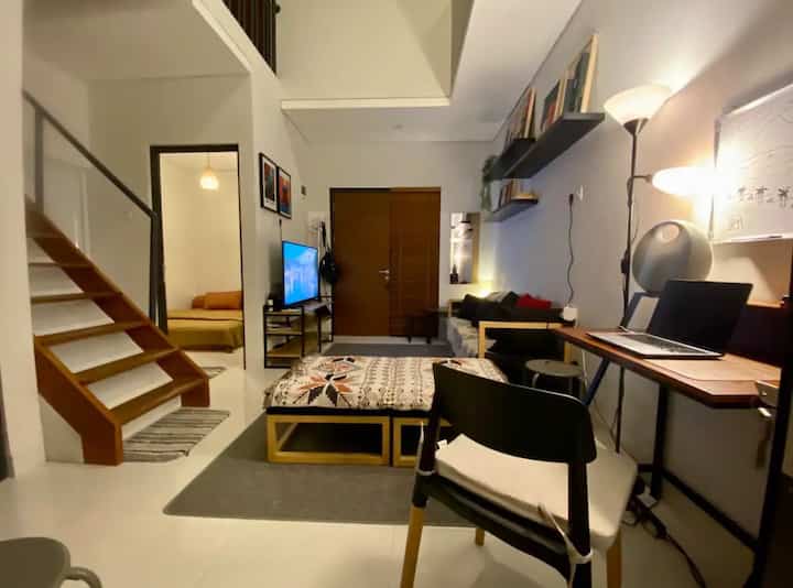 #selimutbohemian #selimutsofa #selimut #sofablanket #karpetminimalis #karpet #woodenblind #onna #onnawoodenblind #lampustanding #standinglamp #santaidirumah #ruanganfavorit
Aku suka bagaimana ruang TV ini memberikan vibe bohemian yang stylist dan tetap nyaman. Kombinasi dekorasi yang memanjakan mata membuat ruangan terasa elegan dan personal. Yang membuat ruangan ini spesial adalah fleksibilitasnya. kita bisa saling ngobrol dari dapur atau bahkan dari lantai atas, menciptakan rasa kebersamaan yang hangat.