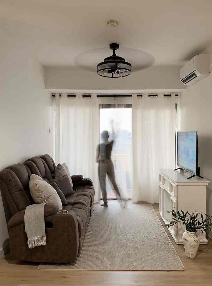 TEMPAT FAVORIT✨

Setiap orang punya tempat favorit di rumah yang dekat dengan jiwa mereka. Bagi saya, itu adalah ruang tamu tempat saya biasanya bersantai membaca buku, menyeruput kopi hitam sambil melihat matahari terbenam melalui jendela. Tidak terlalu besar, tapi sangat nyaman dan tenang. Di sanalah saya bisa menemukan ketenangan dan menikmati "waktu untuk diri sendiri" ✨

#SantaiDiRumah
#RuanganFavorit
#InspirasiRuangTamu
#SofaRecliner
#WarnaCatRuangTamu
#RuangTamuFarmHouse
#Farmhouse
#InspirasiFarmhouse
#InspirasiApartemen
#ApartemenKecil