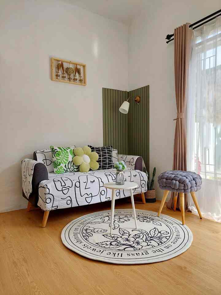 𝘏𝘰𝘮𝘦 𝘪𝘴 𝘸𝘩𝘦𝘳𝘦 𝘵𝘩𝘦 𝘩𝘦𝘢𝘳𝘵 𝘪𝘴 🏠

Apa sih arti rumah buat kami?
Pertanyaan ini yang sering muncul dikepala kami saat pertama kali kami tinggal dirumah ini hingga saat ini.

Rumah menurut versi kami adalah tempat yang selalu menjadi tujuan kami pulang. Mau dimanapun kami berada, rumah selalu menjadi tujuan kami untuk pulang.

Rumah yang penuh kehangatan, kasih sayang, dan cerita. Rumah pertama kami yang menjadi saksi perjuangan kami berdua dalam meraih impian dalam memiliki tempat tinggal dengan jerih payah kami sendiri.

Tempat dimana kami bisa berbagi suka dan duka, tempat saling bercerita dengan nyaman, tempat kami melakukan banyak hal konyol bersama, tempat yang selalu bisa membuat kami menjadi diri kami sendiri.

Rumah yang kelak akan menjadi bukti kisah perjalanan hidup kami. Tempat merekam banyak memori dari tahun ke tahun yang kelak bisa kami ceritakan kepada anak dan cucu.

Itulah arti rumah bagi kami, keluarga kecil dari rumah mini vina 👨‍👩‍👦

#LivingRoom
#LivingRoomMinimalis
#LivingRoomMungil
#SofaMinimalis
#RoundTable
#RoundCarpet
#BantalBunga
#KnitStool
#ArtificialPlant
#RuangTamu
#RuangTamuMungil
#CatRumahMinimalis
#WarnaCatRumah
#WarnaCatRuangTamu
#WallpaperDinding
#WallpaperEstetik
#SudutNyamanKeluarga
#RuangFavoritKeluarga
