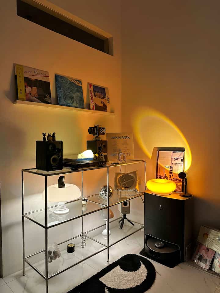 Sudut Favorit Angka House ✨
-
sudut ini kita manfaatkan sebagai hiburan , dengan rak stainless yang menjadi wadah setup piringan hitam kita bisa meletakan benda lainnya seperti lampu dan beberapa dekorasi yang membuat ruangan menjadi lebih hangat 


#lampu #dekorasiruangan #dekorasisudut #pojokestetik #angkahouse #rumahminimalis #nightvibes #lamputidur #lampudekorasi #warmlight