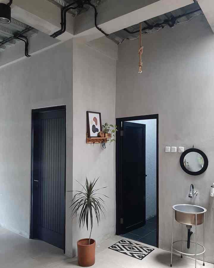Makin kesini makin mengusung konsep “Less is more” jadi klo dlu paling ga bisa liat celah kosong dikit mau itu dinding, pojokan atau apapun yg kosong bawaannya pgn ditaroin sesuatu aj gtu, brasa smakin penuh/rame semakin estetik rumahnya, tpi beda skrang, justru anak smakin dewasa yg harusnya udh ga kuatir akan megang2 pajangan malah smakin aah sudahlah, kayanya buat apa juga kebanyakan barang, selain bikin sempit, banyak debu & bersih2nya juga  PR 


#simpleminimalis #industrialstyle #beforeafter #rumahtanpaarsitek #interiormodern #desainruangtamu 