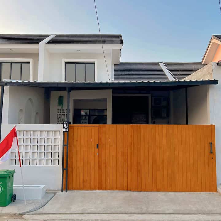 Haiii 🏡✨

Welcome to my home diary! 🫶🏻
Perkenalkan, aku Sherly berdomisili di Bekasi.
Rumah ini aku namain “dirumah.urgent”
Urgent itu singkatan nama anak-anak aku yaitu Uri dan Genta 🤗

Rumah ini memiliki ukuran dengan :
Luas Tanah 72m
Luas Bangunan 45m

Bentuk dalam rumah masih bawaan developer, aku hanya membangun sisa tanah belakang dan depan.
Untuk kami yg memiliki 2 anak rumah ini masih cukup untuk tempat pulang ternyaman.
Kami masih berproses mengisi rumah dengan furniture 🤗

Penasaran sama dalamnya? 🤗
Ikutin terus yaa perjalanan rumah kami 🏡
#homedecor #rumahminimalis #rumahkecil #homeinterior #rumahmilenial #inspirasirumah  #BTNOAS9