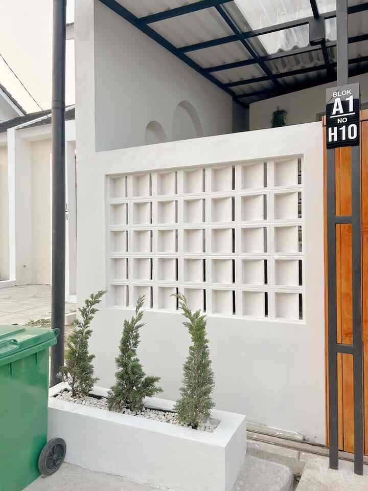 Before - After area pot depan rumah kami 🏡🌲

Awalnya masih bingung mau ditanam tanaman apa, banyak saran yg masuk dari teman-teman. Akhirnya kami memutuskan untuk menanam “Cemara Lilin” dengan ukuran awal beli di tinggi 70cm 🌲

Share yuukk tanaman apa saja yg ada dirumah kamu 🤗

#inspirasiteras #inspirasitanaman #TanamanDeco #cemaralilin #homedecor #rumahminimalis #rumahmilenial #homeliving #dirumahurgent  #BTNOAS9