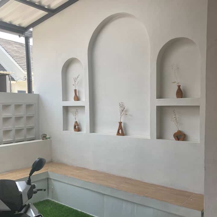 Area Teras Rumah Urgent 🏡

Berawal dari taman basah dr developer, akhirnya kami memutuskan untuk disemen alias buat teras rumah dengan rumput sintetis 😃

Rumput sintetis menjadi pilihan kami karena low maintenance dan ga perlu disiram ataupun pangkas 😅

Tempat ini menjadi area favorite kami, karena disini bisa dijadikan tempat main anak-anak, tempat nongkrong dan ngobrol, tempat santai.

Ukuran bangku teras ini 1,2mx2m dengan lebar bangku 40cm.

Semoga menginspirasi 🏡

#terasminimalis #inspirasiteras #homedecor #homeliving #rumahminimalis #dirumahurgent #homedecorindonesia #rumahbekasi  #BTNOAS9