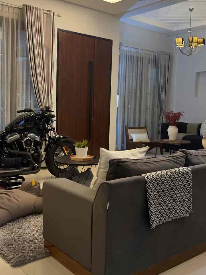Ruangan tempat titik kumpul kami sekeluarga di sini family room ini tempat bercengkrama berbagi cerita dari mulai pembicaraan lucu sampai serius. 
Untuk itu pemilihan furniture dan dekorasi dipikirin banget agar keluarga semakin nyaman, karena kalau kami ngumpul suka sambil goleran dan leyeh2, maka sofa 2 seater dari UJEG ini di tambah karpet bulu tembal nan empuk dengan warna senada serta tambahan bantal kecil untuk membuat ruangan ini nyaman. 




#SofaMinimalis
#WarnaCatRumah
#WarnaCatRuangTamu
#SudutNyamanRumah
#RuangFavoritKeluarga