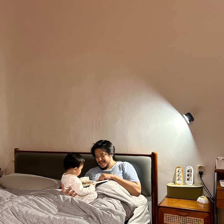 Home is Where the Heart Is ♥️

Karena kami berdua sama sama bekerja, maka waktu untuk kumpul dan bermain bersama anak hanya di malam hari. Kami manfaatkan semaksimal mungkin untuk quality time sebelum anak kami tertidur.
Karena belum ada kamar khusus anak dan masih tidur bersama, maka paling sering kami lakukan di area kamar tidur utama. 

#DipanJapandi #NakasRotan #DipanKayu #Wallpanel #LampuGantung #Lampu360 #SudutNyamanKeluarga #RuangFavoritKeluarga #FamilyTime #BedtimeStories