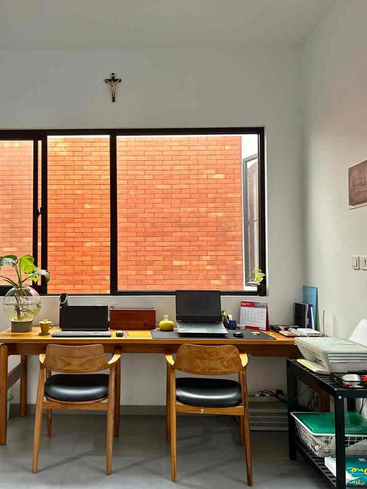 Berkaca dari masa pandemi, maka kami membuat area home office yang cukup leluasa untuk 2 orang. Terkadang kami masih ada pekerjaan freelance atau WFH yang menbuat kami cukup memperhatikan area ini agar nyaman.

Kami suka area yang terang, sehingga secara desain dibuat jendela besar di area home office ini dan warna cat dinding putih.
Kami memilih meja custom dari Jepara dengan kayu jati finishing natural yang masih senada dengan furniture lainnya.

Beberapa dekorasi seperti lampu, tanaman dan akuarium kami tambahkan agar suasana lebih hidup dan menyegarkan mata lelah saat bekerja.

#HomeOffice #InspirasiRuangKerja #Workingspace #RuangKerja #Mejakerja #Mejabelajar #Furniturkayu

