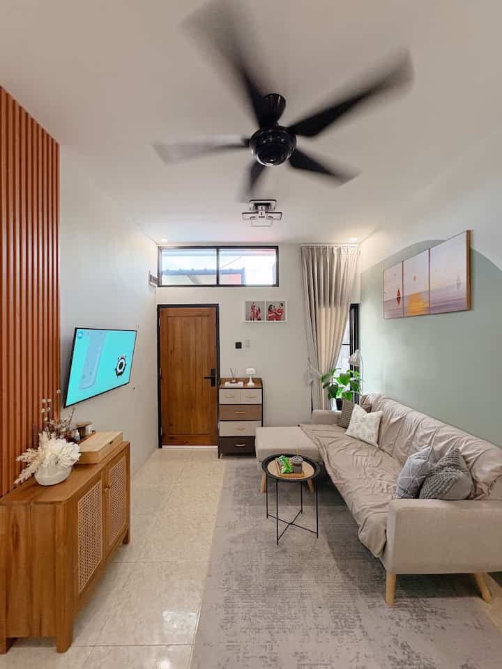 Rumah terasa nyaman ketika ada tempat untuk kumpul bersama. Nah sudut ini ada ruang kumpul keluarga kami yang seringnya untuk tempat bermain, bersantai atau pun nonton film. Agar lebih nyaman, sofanya kami beri bantal dan selimut. Juga ada cemilan buat teman nonton.

#SofaMinimalis #CatRumahMinimalis #WarnaCatRumah #WarnaCatRuangTamu #Cat #SudutNyamanKeluarga #RuangFavoritKeluarga