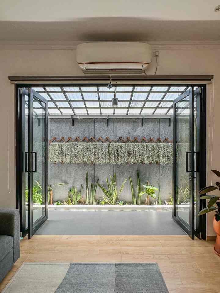 Taman kecil dibelakang rumah. 
Berhubung area belakang rumah sudah habis dimakan bangunan, tapi aku tetap memaksakan untuk ada area hijau-hijau supaya terlihat segar setiap pagi membuka pintu. Ternyata area super sempit pun bisa diakali. 

#inspirasitamanminimalis
#tamanbelakangrumah
#indoorplant
#inspirasitaman
#backyardgarden
#tinygarden