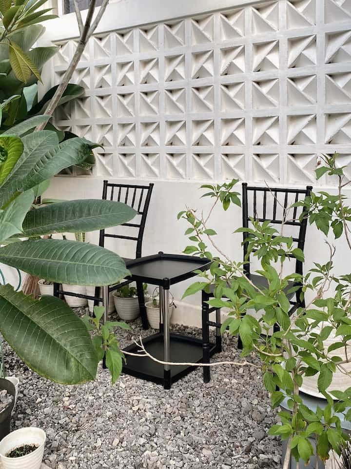 Taman kering minimalis

Area yang sebetulnya taman basah namun diubah menjadi taman kering yang minimalis. Hanya cukup untuk minympan kursi dan meja teras dan juga beberapa tanaman hijau.

#tamankering #inspirasitaman #tamankeringminimalis #cateksterior #roaster #kursiteras #mejaterasportable #kursiplastik #batutaman #batusplit