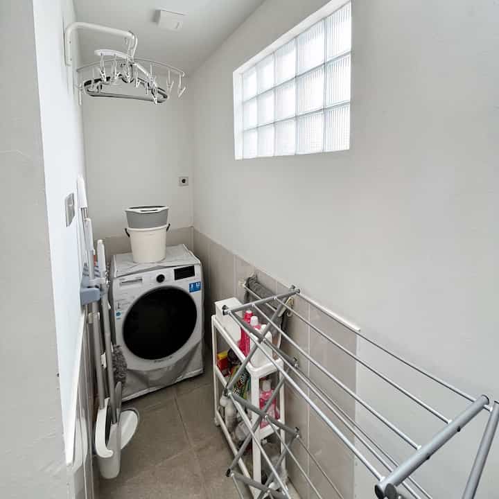 Laundry Area💦💧
Ruangan cuci yang memiliki luasan 1meterx 3meter. Yang didalamnya terdapat mesin cuci, jemuran gantung, jemuran lipat, alat-alat kebersihan. 

Laundry room ini jika hujan dan ada cucian tidak terkena basah karena terdapat atap polycarbonate. 

#inspirasilaundryroom #laundryroom #ruangcuci #ruangcuciminimalis #homestagram #rumahminimalis #ruangcucibaju #home 
