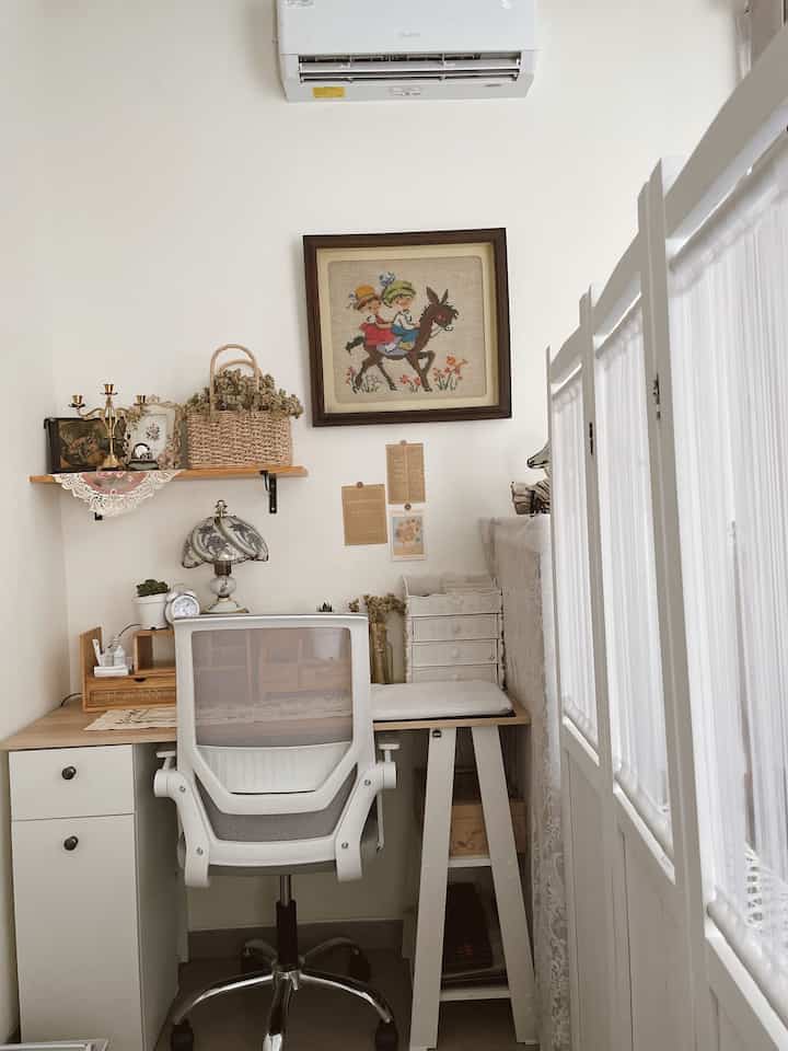 Memanfaatkan ruangan menjadi living room dan ruang kerja. Karena terbatasnya ruangan di rumah ini, kami menjadikan satu ruangan menjadi dua fungsi. Dibalik pembatas/sketsel ada ruang kerja yang sering kami gunakan untuk kebutuhan kami. Terdapat meja kerja dan juga kursi, lalu ditambahakan dekorasi di atasnya, tentunya dengan memperhatikan tema vintage di rumah ini. 

#ruangkerja
#dekorasivintage
#mejakerja
#kursikerja
#menatarumah 
#rakbuku
#rakpenyimpanan 
#jammeja 
#keranjangrotan 