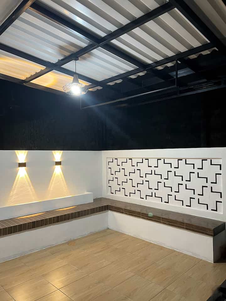 Teras Rumah Multifungsi 🏠

Tahun lalu, kami sepakat untuk membuat teras kecil didepan rumah. Teras ini berfungsi sebagai tempat berkumpul diruang terbuka, dan juga tempat berkumpul keluarga atau bahkan tamu yang berkunjung kerumah kami.

Karena rumah kami memiliki luas bangunan terbatas, kami berusaha mengoptimalkan sisa lahan untuk membuat ruangan terbuka yang nyaman digunakan bersama, dan jadilah teras ini.

Teras model minimalis ini, berukuran 3mx4m (panjang x lebar). Kami ingin menyajikan konsep homey dan hangat karena itu kami memilih keramik atau gtanit kayu (wood) bertekstur untuk lantai dan juga keramik garis - garis motif kayu sebagai tempat duduk. Selain itu untuk lighting kami menggunakan lampu warm light untuk lampu gantung dan lampu taman.

Tak lupa kami menambahkan besi hollow bulat diatas teras yang difungsikan untuk menjemur pakaian dikala siang hari. Kami berusaha memaksimalkan fungsi teras kami dimana bisa untuk menjadi tempat berkumpul ataupun tempat menjemur.

Gimana menurut tetangga online semuanya?

#TerasRumah
#TerasRumahMinimalis
#TerasRumahMungil
#TerasRumahSubsidi
#TerasRumahMultifungsi
#CatRumahMinimalis
#WarnaCatRumah
#LampuGantung
#LampuTamanOutdoor
#RosterBeton
#KeramikKayu
#GranitKayu
#KeranAirMinimalis
#Kanopi