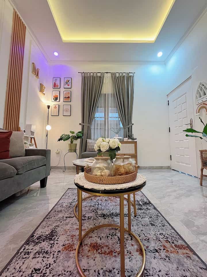 Apa sih arti rumah buat kami ??

Rumah adalah tempat ternyaman untuk pulang setelah penat mengadapi aktivitas sehari-hari. Tempat dimana kita bisa saling bertukar pikiran, berbagi cerita, suka dan duka dan tempat bercengkrama bersama keluarga. 

Rumah yang menjadi saksi dalam menghadapi keras nya kehidupan, dan untuk sampai menempati rumah ini pun banyak perjuangan tenaga, pikiran dan doa untuk mendapatkan nya. Semoga rumah ini bisa terus bertumbuh dan terus menjadi saksi hingaa anak-anak tumbuh dewasa dan rumah yang selalu di rindukan anak-anak nanti nya 🥰

#SudutNyamanKeluarga 
#RuangFavoritKeluarga 
#WarnaCatRuangTamu
#RumahMinimalis #CeritaRumah #RuangTamu
