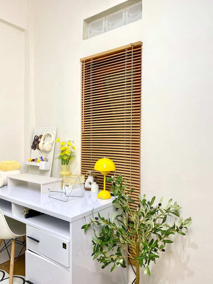 Our Lil House - Venetian Blind

Hai semuanya! Kalian taugasih perbedaan warna pada ruang sangat mempengaruhi suasana rumah?? Saat makeover studio kemarin aku salah beli warna venetian blind. Awalnya keliatan bagus-bagus aja, tapi aku masih penasaran sama warna gorden yang aku pengenin. Ternyata setelah ganti warna, bikin suasana kamar jadi beda banget!! Kelihatan lebih cerah dan lebih hidup!! 

#venetianblind #blind #studio #makeover #studiodesign #inspirasistudio #inspirasidesign