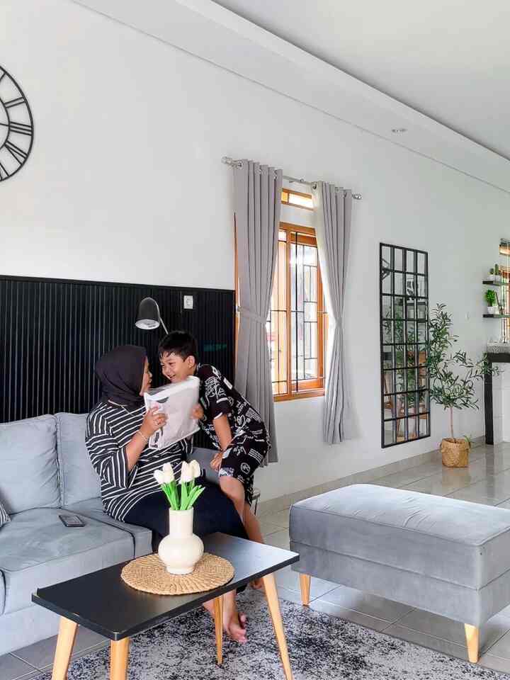 Home Is Where The Heart

Bagi kami rumah adalah tempat yang selalu menjadi tujuan untuk pulang. Senyaman dan sebagus apapun tempat di luaran sana tetap rumah sendiri yang selalu kami rindukan. 

Kami memilih rumah open space untuk memudahkan kami berinteraksi dengan anggota keluarga. Tetap bisa saling canda tawa cabda walapun satu sama lain sedang melakukan aktivitas.

Livingroom menjadi tempat favorit kami untuk berkumpul bersama. Dan meja bar tempat favorit anak kami sat menunggu mamanya melakukan aktivitas di dapur. 

#BumiGerrd #WPCdinding #WarnaCatRumah #LampuGantungIndustrial #KarpetBulu #SudutNyamanKeluarga #RuangFavoritKeluarga