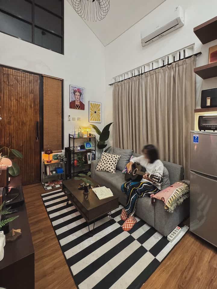 Untuk aku yang tinggal dirumah sendiri, ruang nyamanku adalah ruang keluarga. Ini adalah area dimana aku istirahat sejenak sepulang kerja, dengan hobiku. Semenjak tinggal sendiri, selain aku yang memilih sering pulang kerumah, aku juga menghabiskan waktu kontemplasi di area ini. Untuk sejenak hening dan siap berkegiatan lagi. 

#sofaminimalis #karpetruangtamu #SudutNyamanKeluarga #RuangFavoritKeluarga