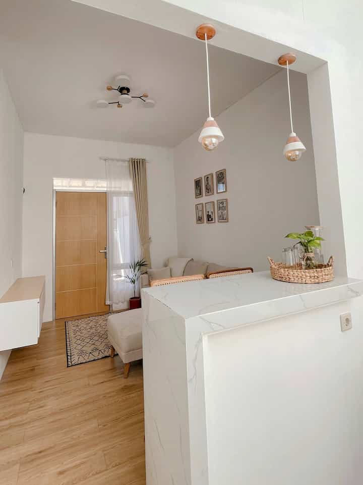 Ruangan ini adalah tempat di mana setiap sudut diciptakan dengan cinta untuk keluarga. Dengan desain yang sederhana namun elegan, ruang ini memberikan suasana hangat yang menyatukan kenyamanan dan kebersamaan. Dari ruang tamu yang terbuka hingga sentuhan dekorasi alami, semua elemen dipilih dengan hati untuk menciptakan tempat di mana keluarga bisa merasa aman dan dicintai setiap harinya🏡🥰

#SudutNyamanKeluarga
#RuangFavoritKeluarga
#Lampugantung
#MejaGranit
#CatRumahMinimalis
#KursiBar
#TendaAwning
#Roster
#KitchenSetMinimalis
#MejaBar