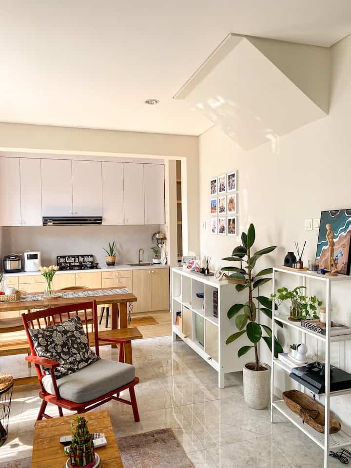 Ini adalah area sudut favorite kami sekeluarga , karna disudut itu kami bisa melihat perjalanan yang telah kami lewati bersama. Tentang masa kecil , tentang petualang liburan kami sekeluarga

Jadi sudut tersebut adalah gambaran kecil perjalanan cerita keluarga yang menurut kami sangat berkesan 

Memberikan sudut untuk dihiasi foto yang menceritakan perjalanan yang sangat menyenangkan adalah salah satu cara agar ada POV cerita keluarga dapat di lihat secara sederhana melalu foto.

Dan sudut ini berhadapan langsung dengan meja makn , jadi kami bisa menikmati makan dan suasana hangat lain nya sambil bisa melihat perjalanan yang telah kami lewati bersama. Dan itu menjadi memory buat anak-anak kami 

#sudutrumah
#bingkaifoto
#walldecor
#sudutnyamankeluarga
#ruangfavoritekeluarga
#segehouse

