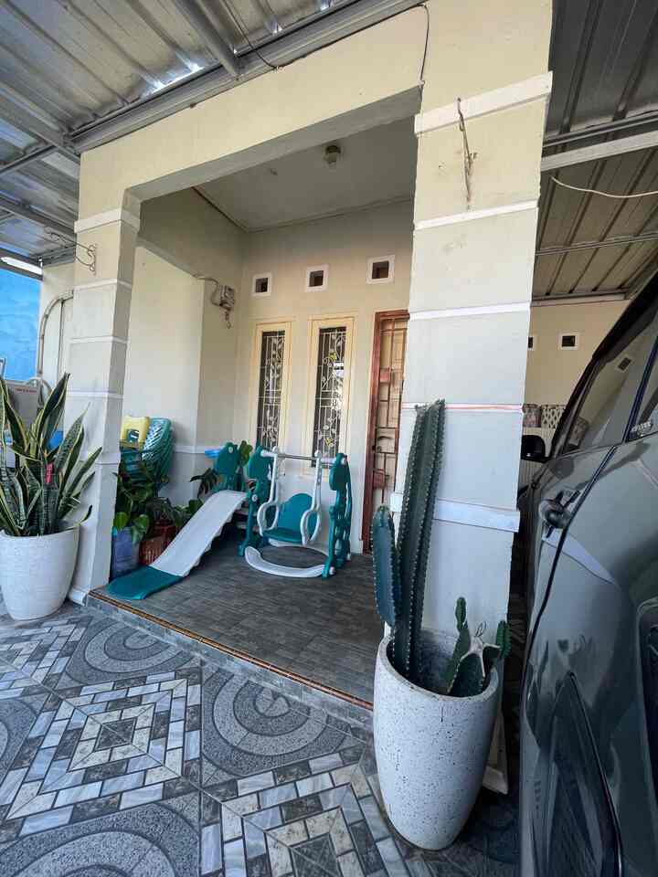 Home is where the heart is… Have we ever felt bored with all our routines at home; waking up, cleaning up, cooking, taking care of children & husband, dropping off and picking up children from school, teaching children at night, and repeat? Amazingly, when we are healing to take a break from all these activities, it turns out that after a few days of vacation, we want to go home quickly because we miss lying in our own bed even though it is not as luxurious as the hotel where we are staying at that time. Wanting to cook by ourselves, because in our kitchen which is as it is, we are free to cook all the menus according to our taste.. and most importantly, missing all the privacy that we have in our own home. In my opinion, if the feeling of missing home arises when we are out, that is a sign that we have left our “heart” in that house. No matter how beautiful and luxurious the place you are visiting is, a few moments later, your heart is more inclined to go home 🥰
#Coarse Tiles #plafonPVC #MDf #DarkTealCat #Rugs #DomuSofa #KacaBevel #GranitPolos #SudutNyamanKeluarga #RuangFavoritKeluarga