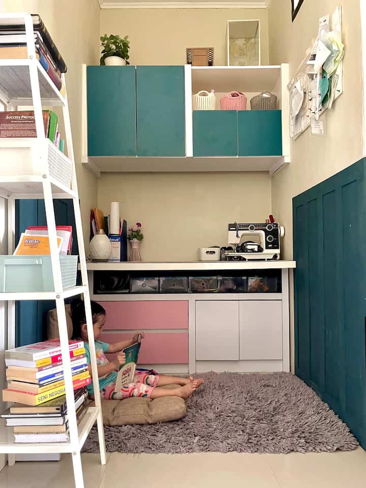 Serba-Serbi Kids Friendly Space.. anak-anak kadang suka bosenan ya bund.. Kadang sudah dikasih space khusus untuk dia bermain dan belajar tapi masih suka explore kesana-kemari. Dan beginilah kondisi rumahku yang sering sulap sudut sana-sini buat jadi kids corner, supaya anak betah di rumah 😙 #KidsCorner #KidsRoom #KidsSpace #SudutRamahAnak #BikinAnakBetahDiRumah #TatamiSofa #RakMainan #RakBuku 
