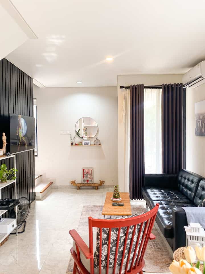 Day - night
Satu area yang sama , sudut yang sama tetapi dengan ambience yang berbeda

Karna kami memili kaca jendela yang cukup di area ini , memungkinkan kami memaksimalkan pencahayaan alami . Dan pada malam hari kami memakai 2 mode lampu yaitu white n warm dan ini cukup membuat ambience sangat berbeda antar pagi dan malam hari

Lebih suka pagi atau malam ??

#inspirasirumah
#inspirasiruangtamu
#ambience
#suasanarumah
#segehouse
#ruangtamu
#ruangkeluarga