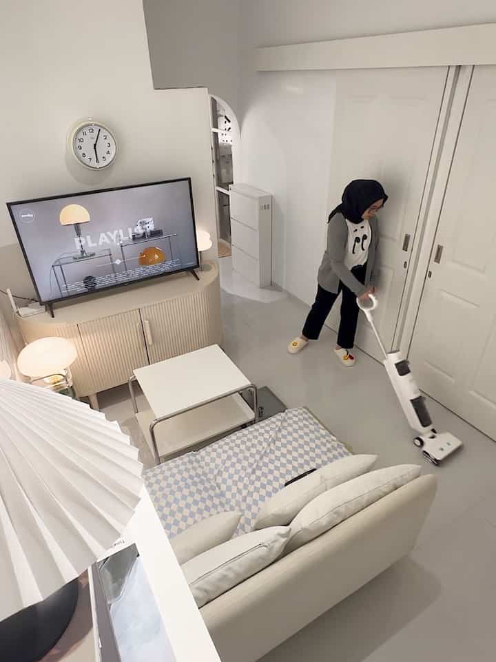 Rumah nyaman adalah rumah yang bersih & tertata. Ini adalah gambaran ketika sedang melakukan hobi saat dirumah; yaitu bebersih. Menjadikan bebersih sebagai hobi itu asik & seru sekali. 🖤✨
#SofaMinimalis #LampuSorot #LampuRumah #WallpaperDinding #LampuMinimalis #MoodLamp #SudutNyamanKeluarga #RuangFavoritKeluarga #LivingRoom