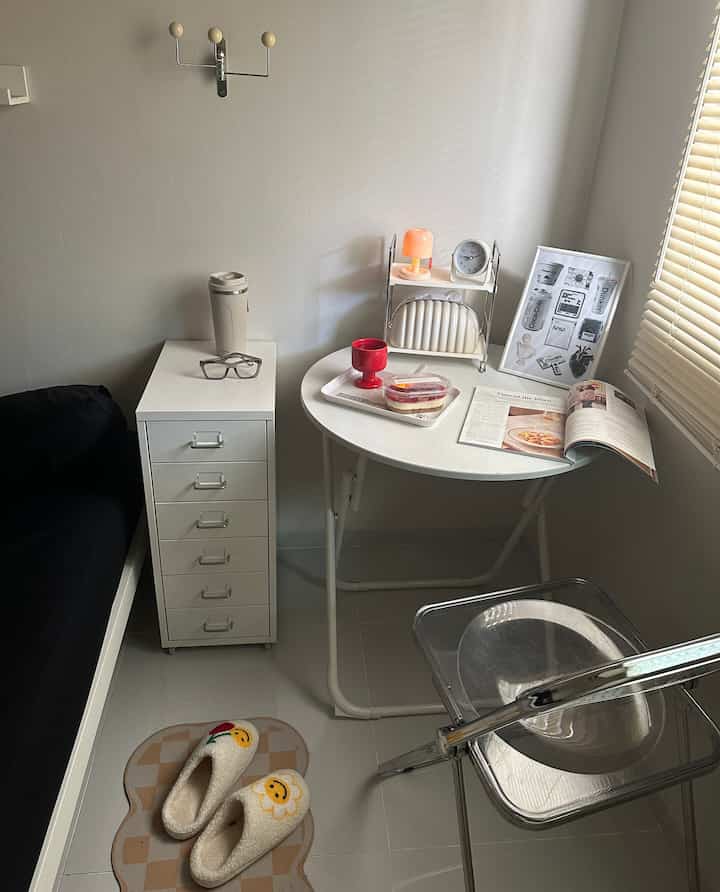 Sudut kamar weekend ini, sambil makan strawberry cheesecake & baca-baca majalah harian. 🍷🍓🍰
#KursiMinimalis #MejaLipat #MejaMinimalis #KotakTisu #MiniLamp #KamarMinimalis #Bedroom 