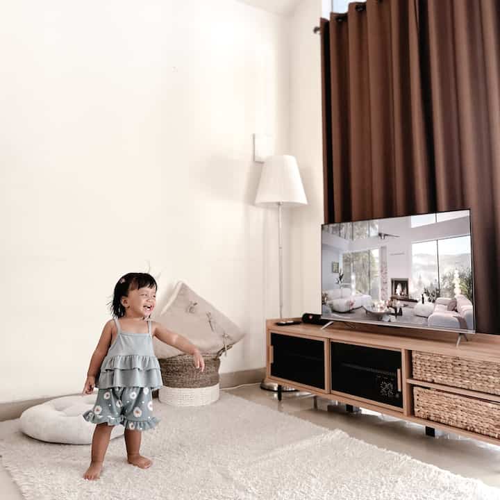 Buat kami bukan seberapa bagus barangnya, seberapa mewah rumahnya. Tapi orang yang ada didalam rumahnya yang membuat rumah kami terasa sangat berharga, penuh sukacita dan kebahagian ᥫ᭡

hampir semua sudut dirumah ini menjadi tempat favorite bagi kami. bagaimana tidak rumah mungil ini mau kita duduk atau rebahan sekalipun semua bisa dijangkau mata. jadi semua aktivitas dapat terlihat secara jelas dari berbagai arah. 


#sudutnyamankeluarga #ruangfavoritekeluarga #ruangtamu #kamartidur #ruangkeluarga 