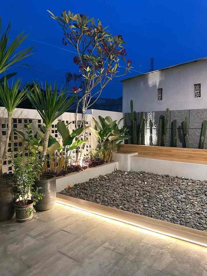 Kembali pulang ke rumah setelah seharian kerja tuh rasanya 🥰

Beginilah suasana malam di area taman kami.. Taman kering ini terkadang jadi tempat kami berbagi cerita dan keseruan kalo lagi males keluar rumah.

Dari awal desain rumah memang sudah ada wish list taman kering dalam rumah, supaya bisa hemat uang jajan ke coffe shop 😁 dan yang pasti bisa menjadikan rumah sebagai tempat pulang ternyaman yang selalu dirindukan keluarga bryan 🤎

#tanmanrumahminimalis #patio #tembokkamprot #granitekayu #tamankeringinspo #lighting #ledspot #ledstrip #tamankaktus #pot #potbeton #potbunga #sudutnyamankeluarga #RuangFavoriteKeluarga