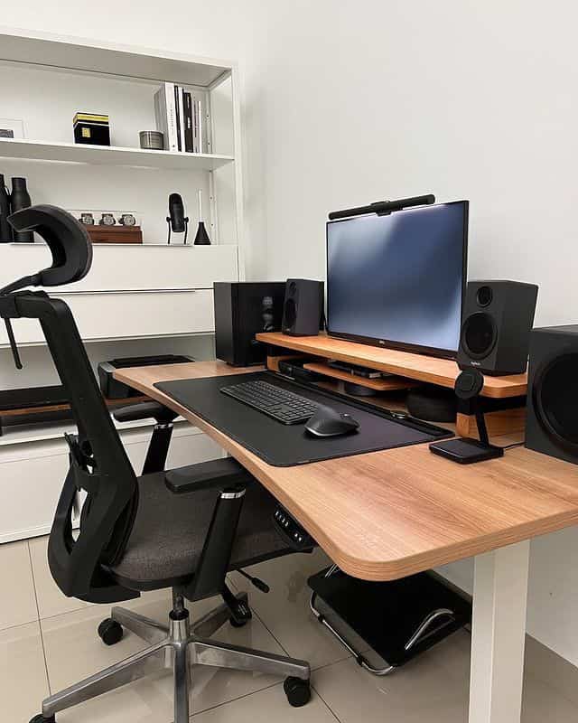 Home office yang jarang sekali muncul di feed, karena area ini memang paling sering dipakai buat kerja jadi sulit untuk rapih.
Masih sangat sederhana bukan?
Dan sebentar lagi area ini bakal berubah dari segi interior, do’a kan ya tetangga online 🥰

Area ini tidak begitu luas tapi tetap kami konsep dengan nyaman sesuai dengan tema rumah industrial, satu-satunya ruangan yang terpisah dari ruangan lainnya supaya bisa lebih fokus dalam menyelesaikan pekerjaan.

#homeoffice #ruangkerja #Desktop #workingdesk #lantaispc #mejakerja #lantaigtanite #ruangkerjaminimalis #monitor #lighting